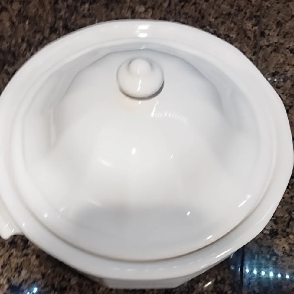 Pfaltzgraff Heritage White 2-quart covered casserole dish White Ceramic Lidded